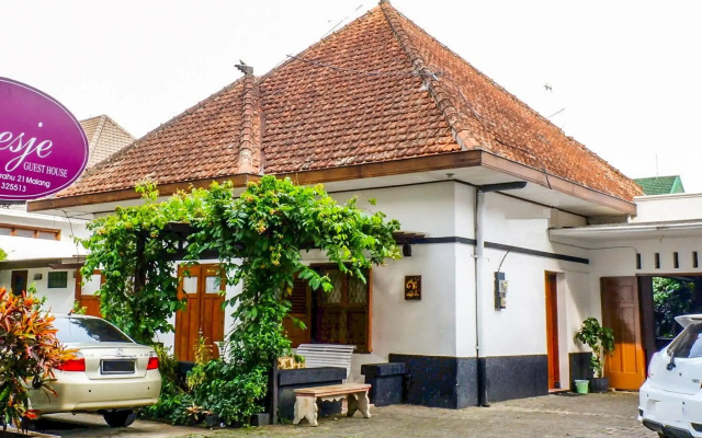 OYO 353 Loesje Guest House Syariah