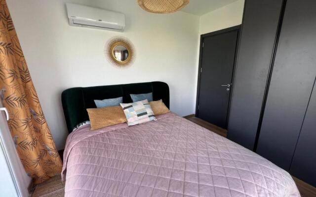 McKenzi Gold 2 bedrooms