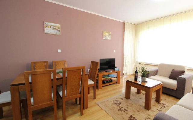 Pine Tree Apartment 2 - B7