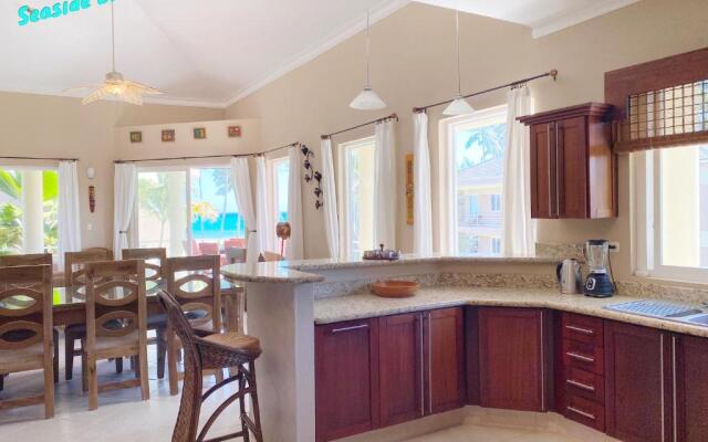 3BR Stunning penthouse / Beach front