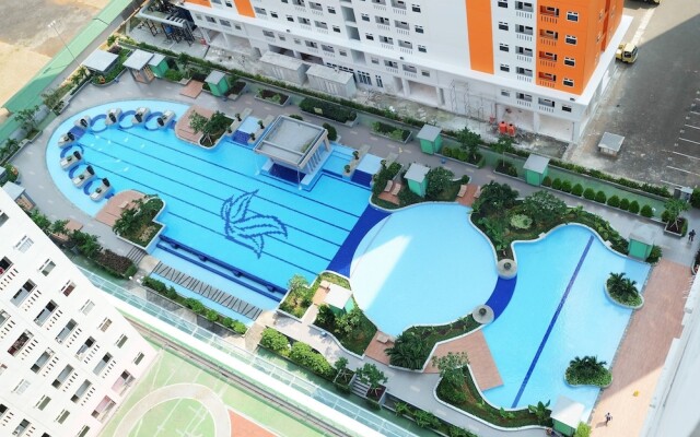 Cozy and Homey Green Pramuka City Apartment