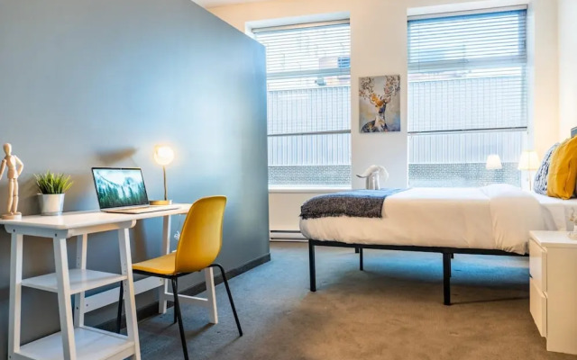 Comfy DT Loft w Parking Rooftop Patio BBQ Gym