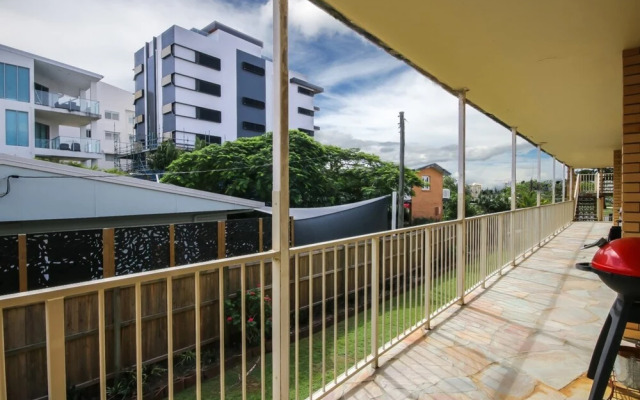 Contemporary 2 Bedroom Beachfront Apartment