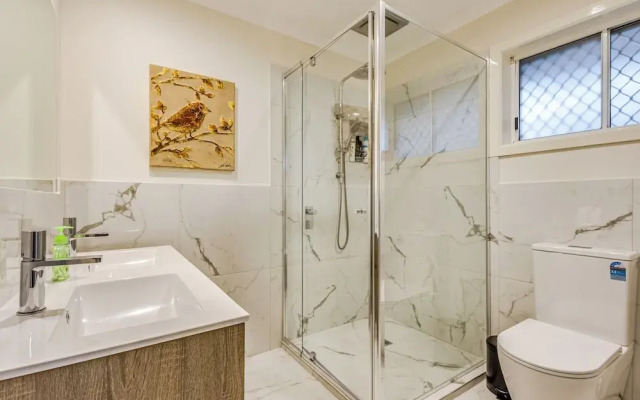 StayAU 4BR Lakeside Retreat in Seabrook
