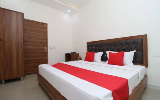 OYO 28575 Hotel J&B