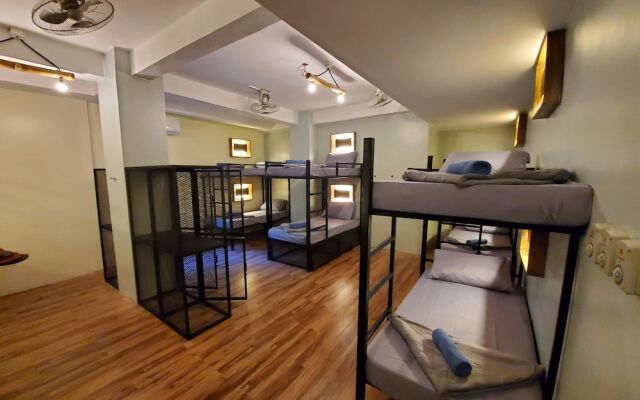 Outpost Hostel - Coron - Adults Only