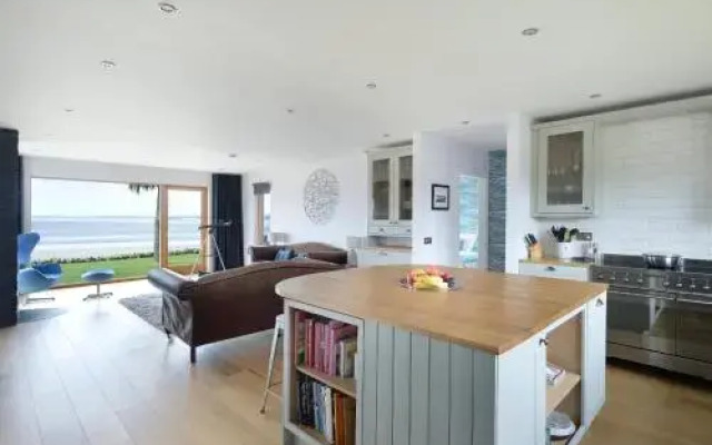 Airds Bay Luxury Beach House