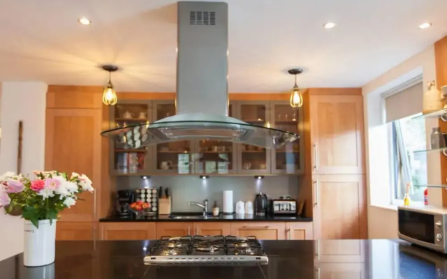 Holyrood Residence - Luxury Apartment With Parking