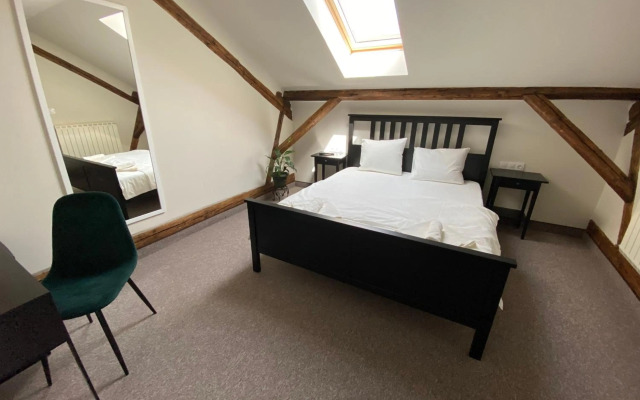 Theater Guesthouse with Parking