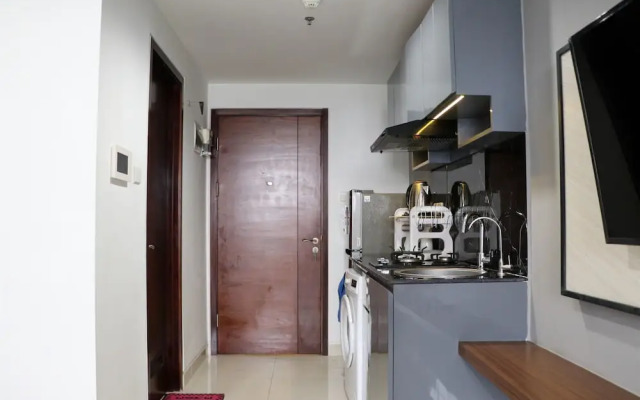 Beautiful Pool View Homey Spacious Studio At West Vista Apartment