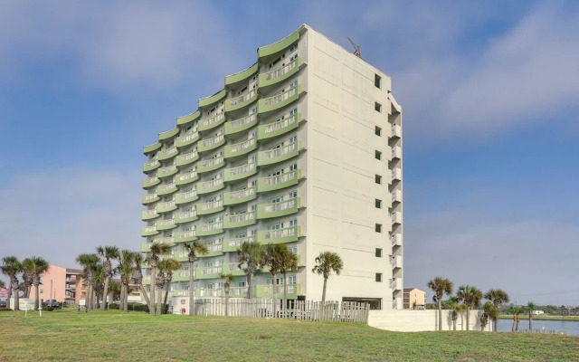 Pool Access, Walk to Beach: Galveston Condo!