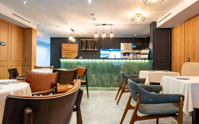 Ador Hotel