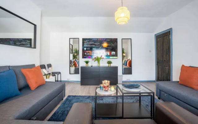 Spacious 2BR Maisonette 2 Baths Huge Lounge