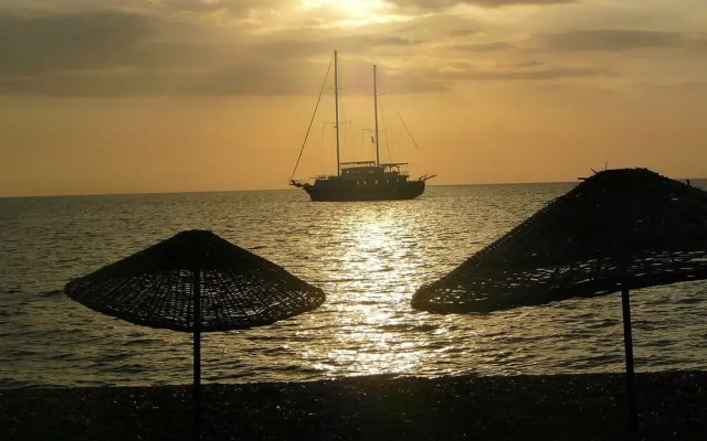 Assos Kadırga Otel