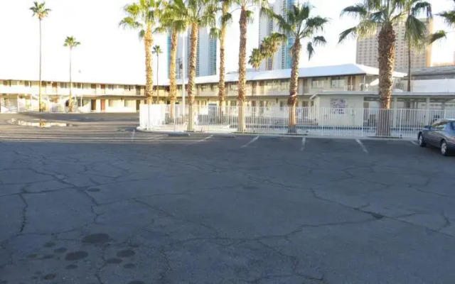 Holiday House Motel