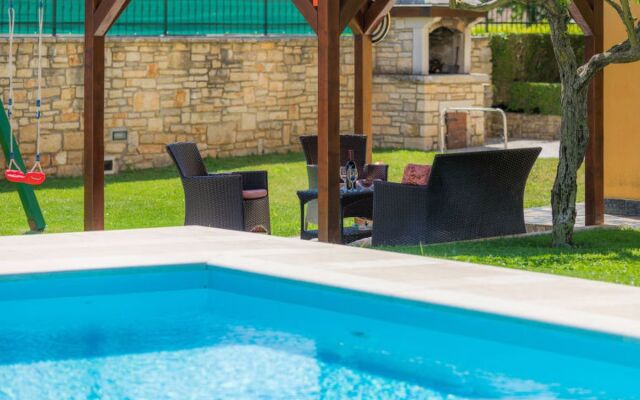 Holiday Home Nikolina (ROJ412)