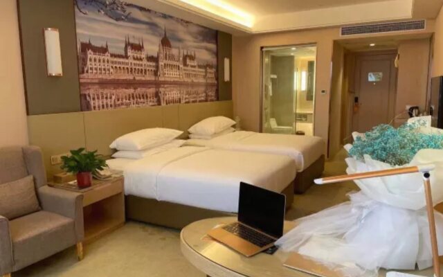 Vienna International Hotel (Xinyang Railway Station Tianrun Plaza Store)