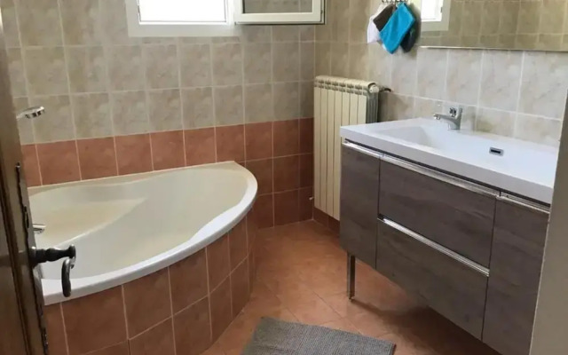 Cozy Villa in Saint-laurent-la-vernede