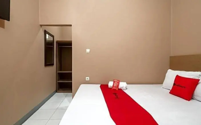 Formerly RedDoorz Syariah @ Bulak Kapal – Guest Rooms – Bekasi