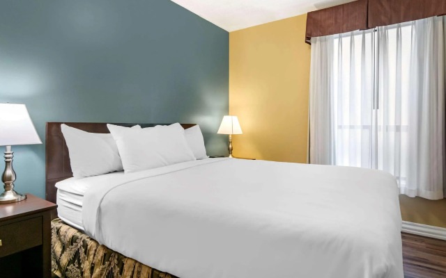 Econo Lodge Inn & Suites