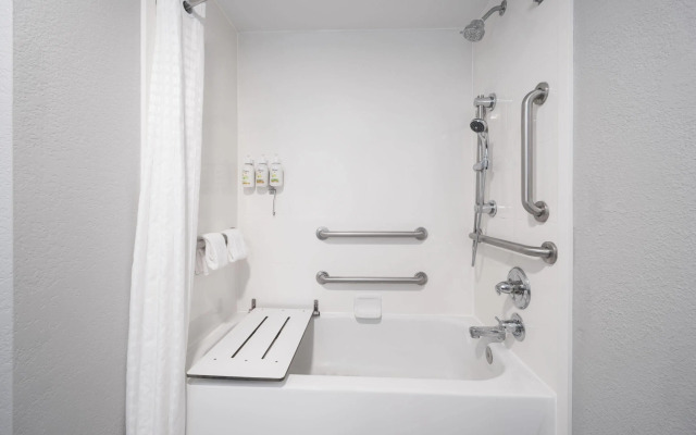 La Quinta Inn & Suites by Wyndham Raleigh Cary