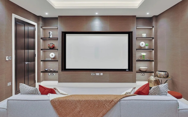 Luxe Home With Cinema Room - South Kensington