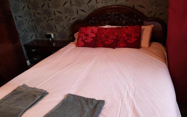 Spacious Bungalow in Romford with parking