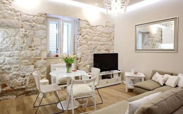 White Stone Apartment  Diocletian Palace