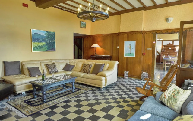 Spacious Holiday Home With Private Garden