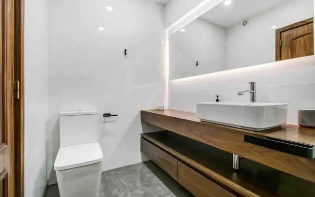 Bright Flat by Carcavelos Beach With Fast Wi-fi