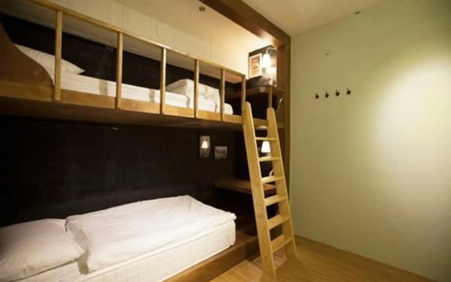 Mr Lobster's Secret Den Design Hostel