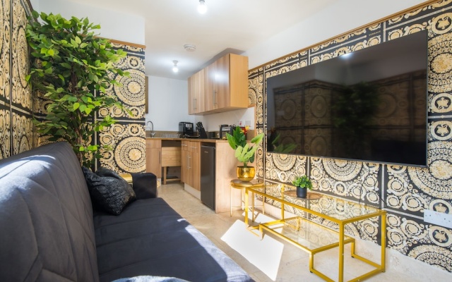 Luxury Versace 1 Bed, Hot Tub, Pool Table, Sky Tv — фото 5
