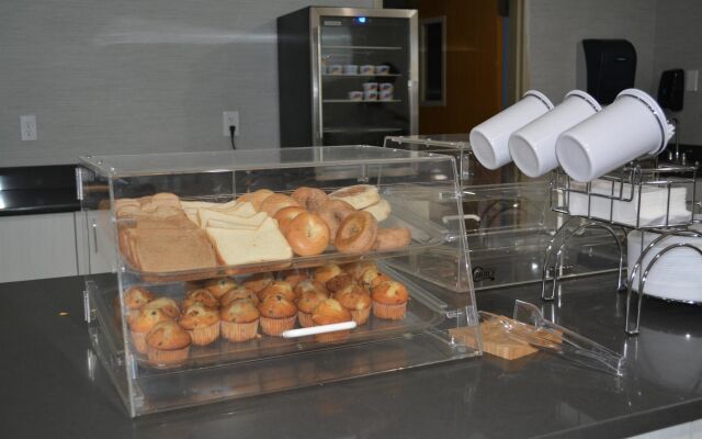 Orangewood Inn & Suites Kansas City Airport