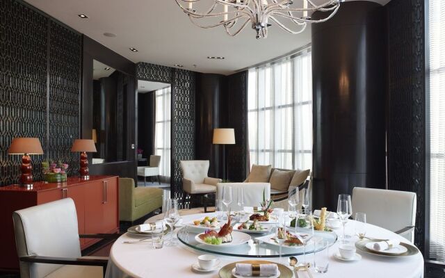 Financial International Street