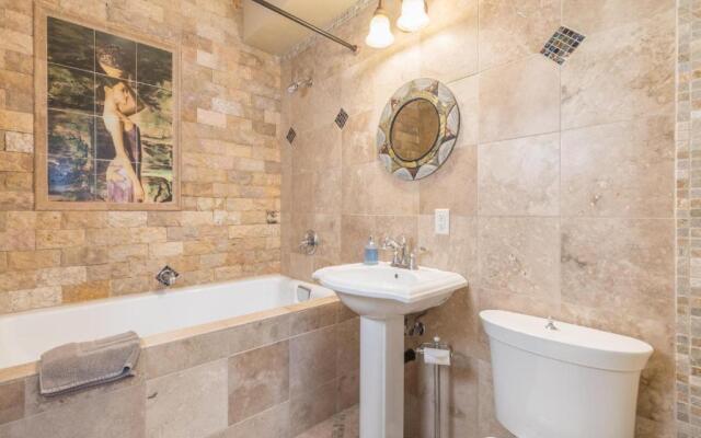 Lotus Mountain Suites West Suite