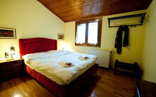 To Balcony tis Agorianis