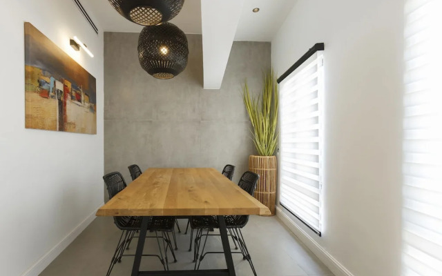 AirTLV-Bazel Apartment With Balcony