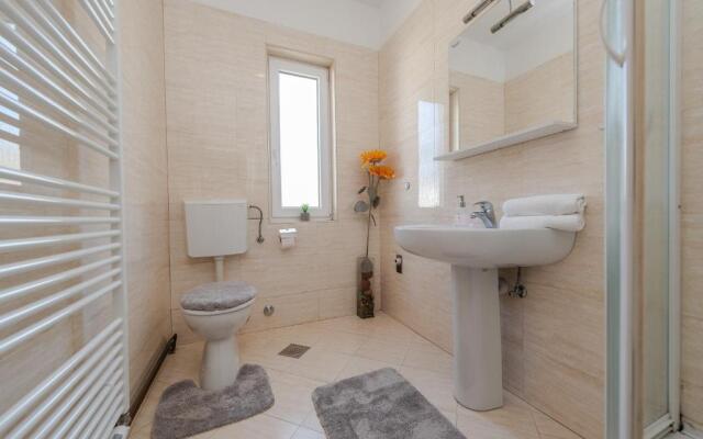 Centrally located apartment for 16