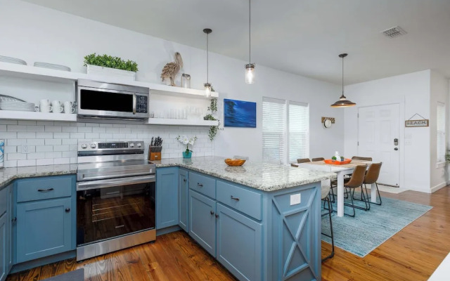 Comfy 3bdr Right in Town Sleeps 10