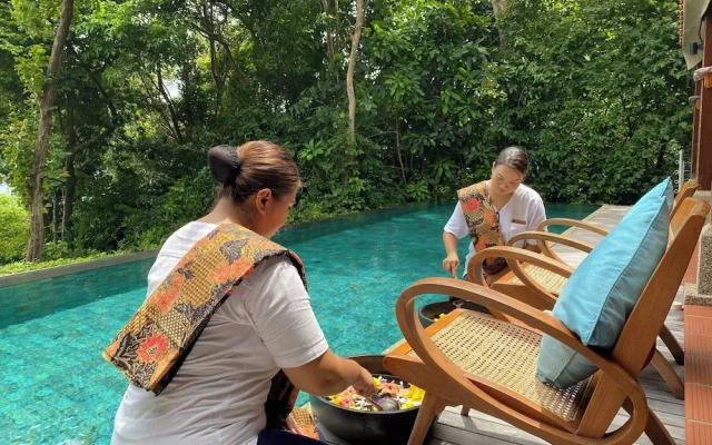 Ambong Pool Villas - Private Pool