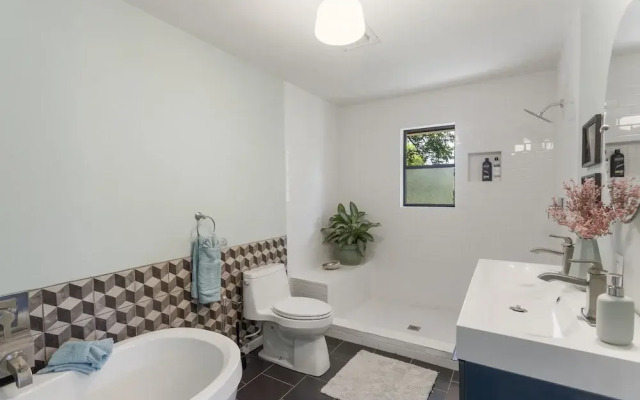 The Tire Swing - Modern 3BD - Gourmet Kitchen - Awesome Local