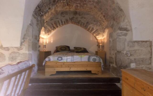 maison pierre et voûte au cœur du village