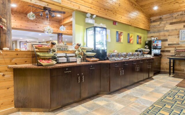 White Pines Inn & Suites