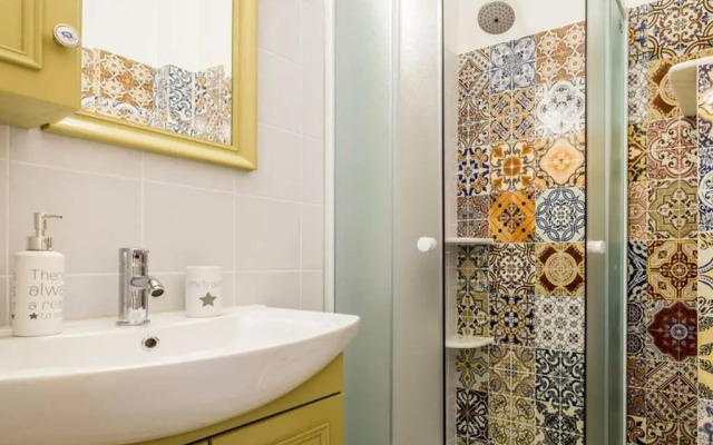 Neoclassical apartment with 3 bedrooms in Piraeus