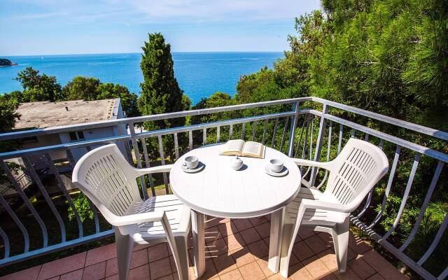 Splendid Golden Rocks Resort