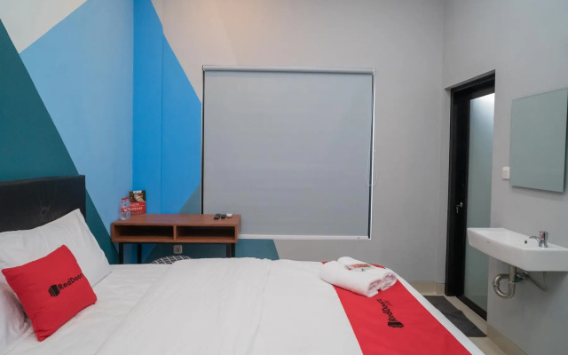 RedDoorz near Sindu Kusuma Edupark 3