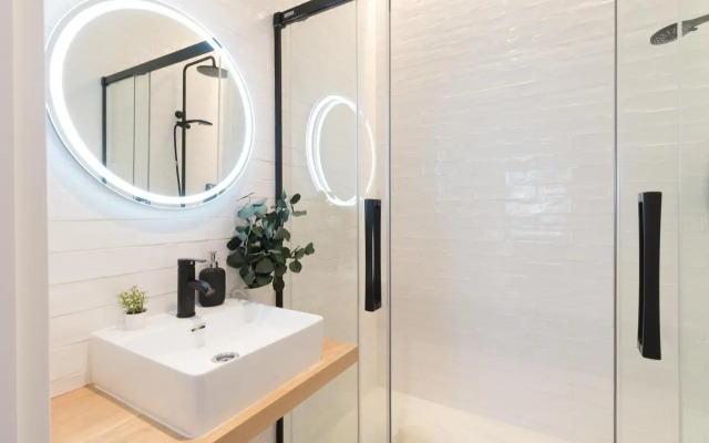 Amplio y moderno apartamento con tarima refrescante by Staynnapartments