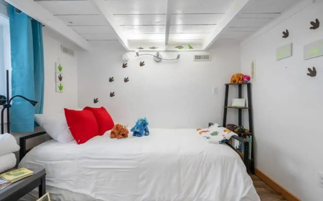 Triceratops Landing I Fire Place I Games I Netflix