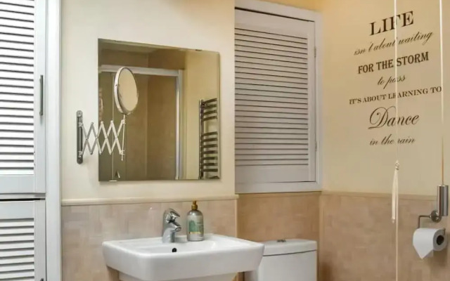 The Hideaway - Spacious 3 Bedroom Apartment