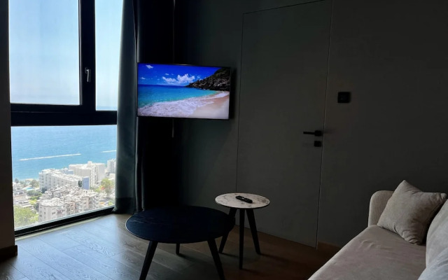 128 LIM - 2002 Stay Only Tower Suite